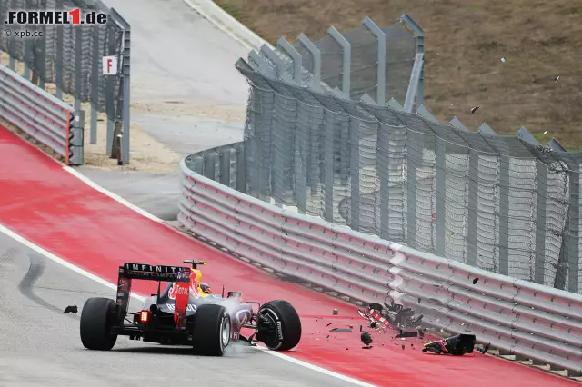 Foto zur News: "I crashed. Sorry, guys." Dem Funkspruch von Kwjat ist nichts hinzuzufügen. Red Bull hat noch Glück, dass er beim Abflug in der vorletzten Kurve nicht den knapp hinter ihm fahrenden Ricciardo mit ins Verderben reißt.