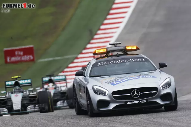 Foto zur News: Wieder muss das richtige Safety-Car auf die Strecke, und jetzt, fünf Runden nach Rosberg, wechselt auch Hamilton Reifen. Mercedes-Showdown bis zum Schluss - und das mit einem hohen Einsatz: Wenn Hamilton gewinnt und Vettel nicht Zweiter wird, fällt die WM-Entscheidung schon in Austin.