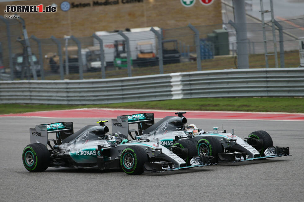 Foto zur News: Und wieder verliert Rosberg den Start! Hamilton kommt auf nasser Strecke etwas besser weg, Seite an Seite fahren die beiden Silberpfeile auf die erste Kurve zu, ...