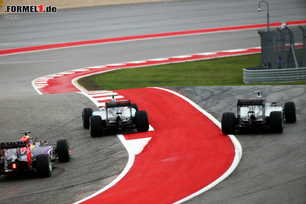 Foto zur News: Von Hamiltons Entschuldigung noch am Boxenfunk kann sich Rosberg nichts kaufen: Er fällt nicht nur hinter die beiden Red Bulls, sondern auch hinter Sergio Perez auf Platz fünf zurück. Immerhin schnupft er den Force India noch in der ersten Runde zurück.