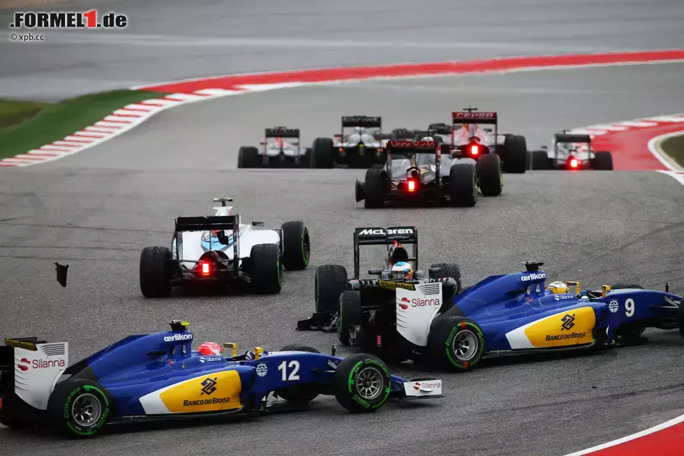 Foto zur News: Weiter hinten im Feld fliegen die Fetzen: Fernando Alonso (McLaren) dreht sich in den Williams von Felipe Massa, dessen Teamkollege Valtteri Bottas kollidiert mit Romain Grosjean (Lotus). Letzterer humpelt mit Reifenschaden links hinten an die Box. Und besonders bitter beginnt der 400. Grand Prix für das Sauber-Team: Felipe Nasr kracht ausgerechnet in Marcus Ericsson rein. Das Bottas/Nasr-Experiment mit Slicks nach den Reparaturstopps muss abgebrochen werden - noch zu früh.