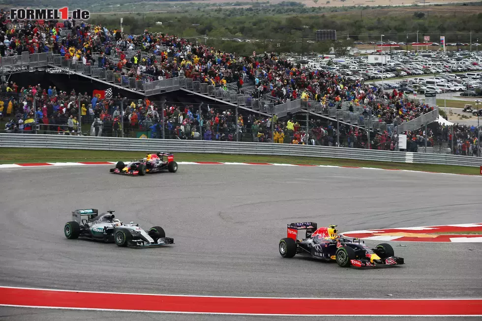 Foto zur News: Während der ersten virtuellen Safety-Car-Phase bremst sich Daniil Kwjat (Red Bull) kurzzeitig an Hamilton vorbei in Führung, muss den Platz aber zurückgeben. Hamilton nutzt die Gelbphase, um seine überhitzenden Intermediates abzukühlen. &quot;I&#039;ll try to get him. Warum ist Lewis so langsam?&quot;, kann sich Kwjat darauf zunächst keinen Reim machen.