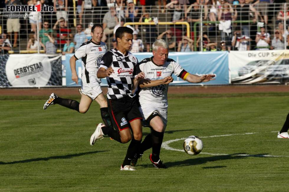 Foto zur News: In den Kreis der Formel-1-Stars gelangte er schon bei Einsätzen beim &quot;Kick für Kinder&quot; 2012 und 2014 (im Bild mit Showgröße Guido Cantz). Werhlein zeigte bei den Benefiz-Fußballspielen, dass er auch am runden Leder ein großes Talent ist.