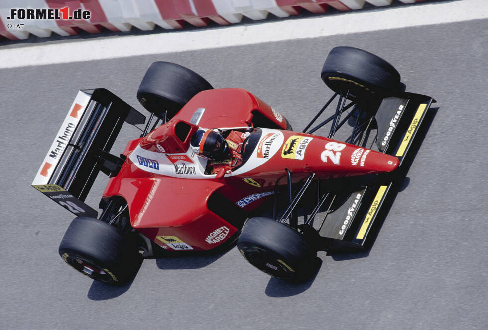 Foto zur News: Erst 1993 zeigt Ferrari mit dem F93A wieder einen weißen Streifen auf der Motorabdeckung. Mit Gerhard Berger, Jean Todt und John Barnard soll eine neue Ära eingeleitet werden. Erfolge bleiben aus und der weiße Streifen verschwindet 1994 wieder.