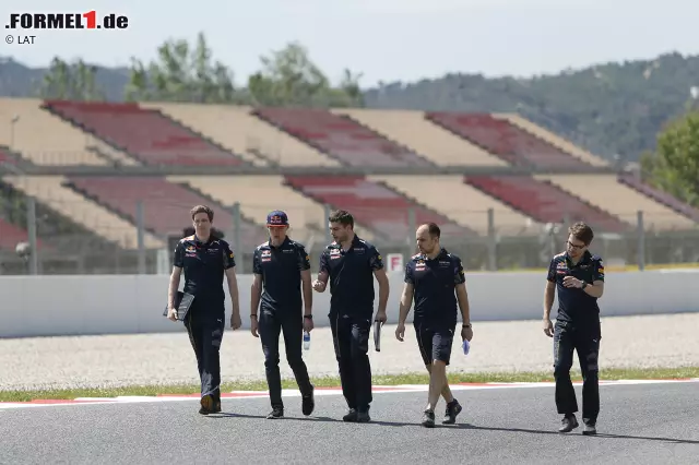 Foto zur News: Barcelona ist vor allem für die Aerodynamik ein Prüfstein. Es gilt die Faustregel: Wenn ein Auto hier funktioniert, dann ist es überall schnell. "Es wird hier mit relativ viel Abtrieb gefahren", sagt Daniel Ricciardo. "Deshalb montieren wir viele Teile auf das Auto, damit das Auto schneller wird."