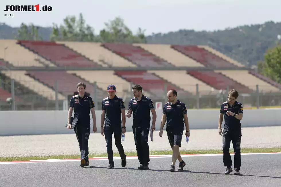 Foto zur News: Barcelona ist vor allem für die Aerodynamik ein Prüfstein. Es gilt die Faustregel: Wenn ein Auto hier funktioniert, dann ist es überall schnell. &quot;Es wird hier mit relativ viel Abtrieb gefahren&quot;, sagt Daniel Ricciardo. &quot;Deshalb montieren wir viele Teile auf das Auto, damit das Auto schneller wird.&quot;