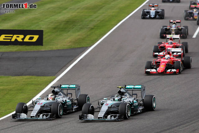 Foto zur News: Dicke Luft gibt es auch 2015: Hamilton drückt Rosberg nach dem Start nach außen, und der WM-Herausforderer "verhungert" auf dem Randstein und verliert einige Plätze. Die Stimmung ist vergiftet.