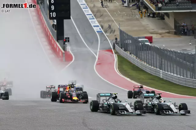 Foto zur News: Zwei Rennen später kommt es zum nächsten Gemetzel - und wieder zieht Rosberg den kürzeren: Hamilton ist beim Start erneut auf der besseren Innenbahn und drückt Rosberg...