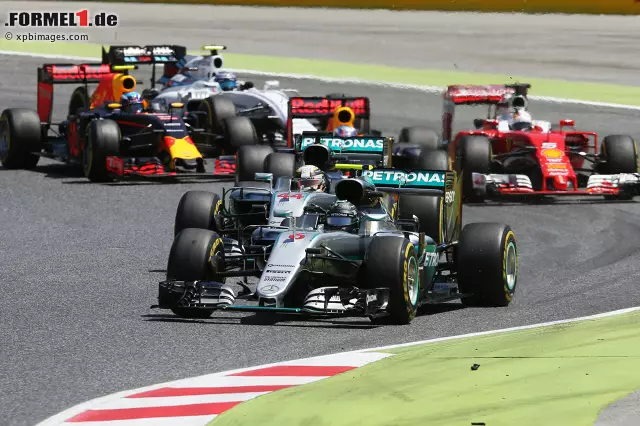 Foto zur News: In Barcelona fährt Rosberg 2016 erstmals die Krallen aus: Nach dem gewonnen Start stimmen beim WM-Leader die Motoreneinstellungen nicht, Hamilton attackiert ihn nach Kurve 3 mit Geschwindigkeitsüberschuss. Doch...