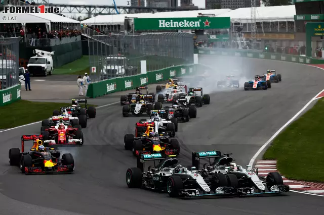 Foto zur News: In Kanada nutzt Hamilton nach dem Start die Innenbahn, um Rosberg abzudrängen. Die Räder der beiden...