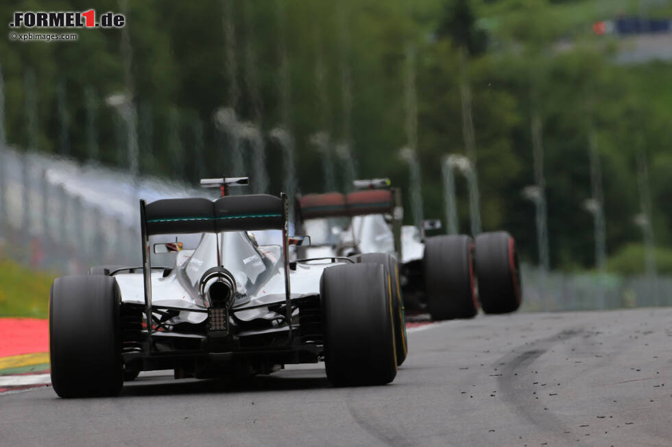 Foto zur News: ...gerät sein Bolide aus der Balance: Hamilton kann sich im Windschatten ansaugen. In der zweiten Kurve probiert es Hamilton außen, wird aber von Rosberg von der Piste gedrängt. Auch diesmal...