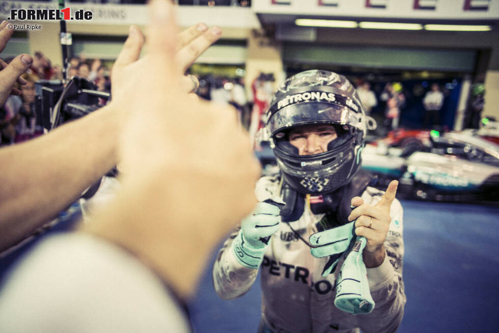 Foto zur News: Für den Deutschen und seine Mercedes-Crew gab es nach dem WM-Sieg kein Halten mehr. Die Mechaniker und Ingenieure wussten zu diesem Zeitpunkt noch nichts von Rosbergs Entschluss.