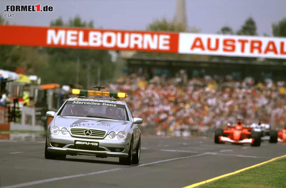 Foto zur News: ...Ralf Schumacher durch die furchterregende Kollision mit Jacques Villeneuve eine Safety-Car-Phase. Der Unfall kostete ein Menschenleben: Der Streckenposten Graham Beverdige wurde durch ein Rad von Villeneuves BAR-Bolide erschlagen.