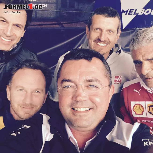 Foto zur News: Platz 8: Das erste Teamchef-Selfie
Die sozialen Medien sind nur etwas für die Jugend? Au Contraire! Beim Saisonauftakt in Melbourne versuchen sich auch die Teambosse selbst zu fotografieren. Ferraris Maurizio Arrivabene ist da aber noch ein wenig skeptisch.