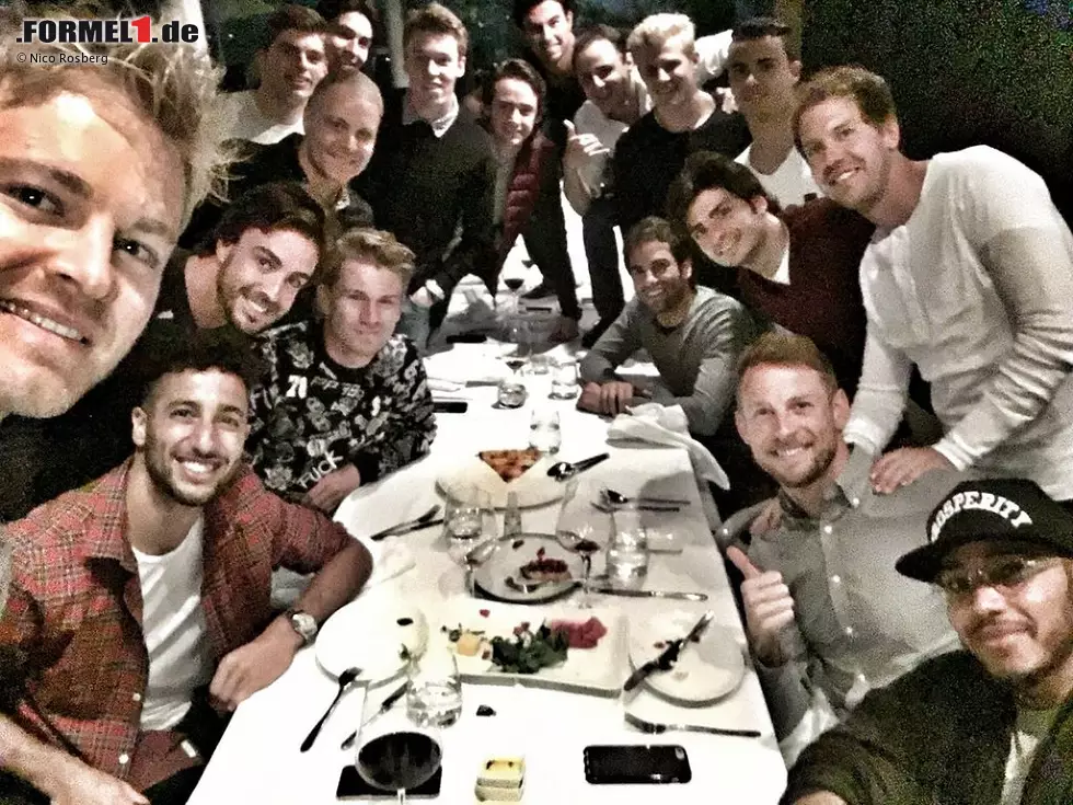 Foto zur News: Platz 7: Windbeutel-Dinner
So betitelte Nico Rosberg den gemütlichen Abend mit Kollegen vor dem Grand Prix von China. Dem Treffen war ein offener Brief der GPDA vorangegangen, in dem die Zustände in der Formel 1 kritisiert worden. Bernie Ecclestone bezeichnet die aufmüpfigen Piloten daraufhin als &quot;Windbeutel&quot;.