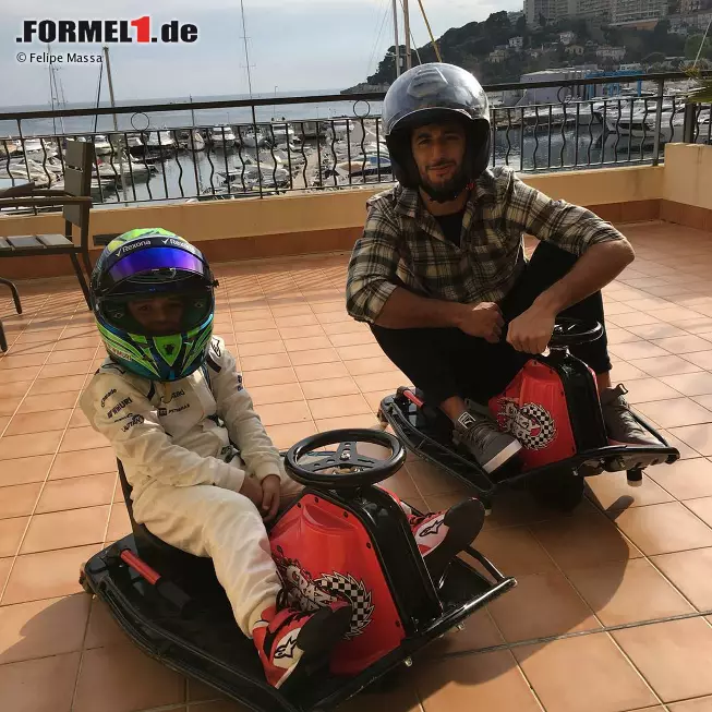 Foto zur News: Platz 2: Das Terrassen-Duell
Felipe Massas Junior gegen Daniel Ricciardo im Crazy-Kart: Mit diesem unterhaltsamen Beitrag versüßen uns die Monaco-Nachbarn ein rennfreies Wochenende. Es ist der Höhepunkt einer Freundschaft, die schon ihre Opfer gefordert hat. Zuvor hatte man sich gegenseitig die Autos mit Stickern verziert.