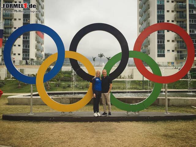 Foto zur News: Platz 10: Dabei sein ist alles - Valtteri Bottas zog es zu den Olympischen Spielen in Rio. Der Williams-Pilot unterstützte dort seine Verlobte Emilia Pikkarainen, die als Profi-Schwimmerin für Finnland antrat. Geholfen hat der Beistand aber nicht - sie musste ohne Medaille abreisen.