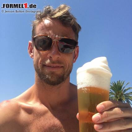 Foto zur News: Platz 3: Männerurlaub - "Ich freue mich auf den Urlaub", kündigte Jenson Button schon vor den Ferien an. "Ich kann am Strand sitzen und ein Bier trinken ohne mich schuldig zu fühlen." Gesagt, getan. Der Weltmeister von 2009 steht eben zu seinem Wort.