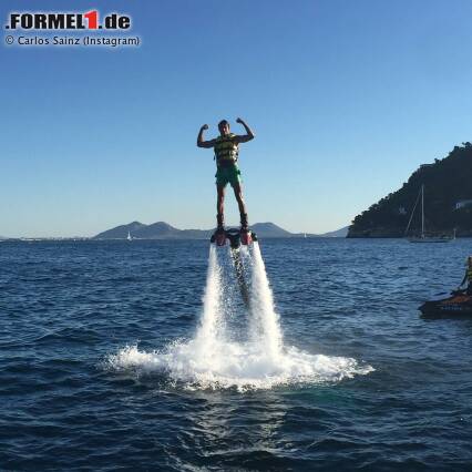 Foto zur News: Platz 7: Die Wassersportler - Carlos Sainz kann es nicht nur auf asphaltierter Strecke. Der Toro-Rosso-Pilot bewies im Urlaub, dass ihm keine Welle zu wild ist. Die größte Mutprobe: Das Balancieren seiner Glückskappe auf dem Surfboard. Wenn die verloren gegangen wäre, hätte Teamkollege Kwjat vielleicht eine Chance.