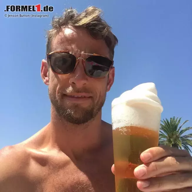 Foto zur News: Platz 3: Männerurlaub - &quot;Ich freue mich auf den Urlaub&quot;, kündigte Jenson Button schon vor den Ferien an. &quot;Ich kann am Strand sitzen und ein Bier trinken ohne mich schuldig zu fühlen.&quot; Gesagt, getan. Der Weltmeister von 2009 steht eben zu seinem Wort.