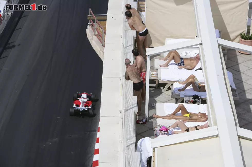 Foto zur News: Monaco: Der Klassiker unter den Stadtkursen! Vor allem die Yachten im Hafen und die Schönen und Reichen auf den Balkonen und in den Cafés machen die Atmosphäre aus. Auf der Strecke hält sich das Spektakel oft in Grenzen: Zwischen den engen Leitplanken mit weniger als fünf Meter Straßenbreite sind Überholmanöver eine Seltenheit.