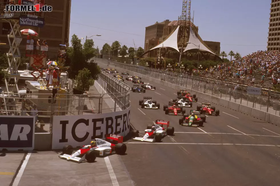 Foto zur News: Auf den Straßen von Phoenix lieferten sich die Rivalen Alain Prost und Ayrton Senna enge Duelle. Einmal siegte der Franzose (1989), zweimal der Brasilianer (1990 und 1991). Der Phoenix Street Circuit ist bis heute der letzte Stadtkurs, der in den USA Austragungsort eines Formel 1-Rennens war.