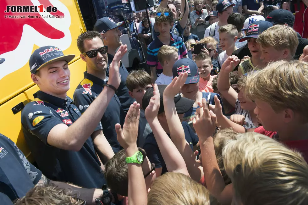 Foto zur News: Jugendförderung: Verstappen will auch den Nachwuchs mit seiner steilen Karriereleiter inspirieren. In Zandvoort nimmt er sich viel Zeit für die jungen Fans. &quot;Hoffentlich fangen sie auch an, Rennen zu fahren&quot;, sagt er. &quot;Das wäre toll für den holländischen Sport. Der Motorsport hat hier in den letzten Monaten einen Aufschwung erlebt.&quot;