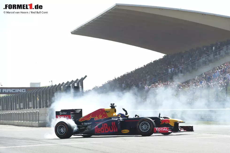 Foto zur News: Und bei einem echten Showevent dürfen natürlich auch die obligatorischen Donuts nicht fehlen. &quot;Es war eine großartige Erfahrung&quot;, schließt Verstappen den Event ab. &quot;Es ist toll, dass so viele Menschen gekommen sind und diese Strecke mit einem Formel-1-Auto zu befahren hat großen Spaß gemacht.&quot;