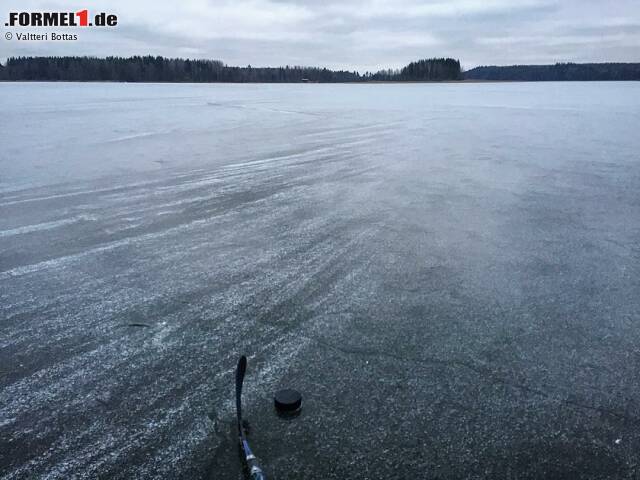 Foto zur News: Noch kälter wurde es nur noch in Finnland, wo Williams-Pilot Valtteri Bottas seinen Heimat-Urlaub verbrachte. Ganz klischeehaft twittert er dabei vom Eishockeyspielen und Eisbädern...