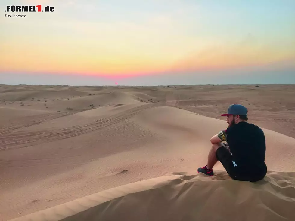 Foto zur News: Ebenfalls in die Wüste geschickt: Manor-Marussia-Pilot Will Stevens. Vom heißen Sand ging es für den Briten aber noch in den Skiurlaub in die USA. Und ganz so einsam ist der Rennfahrer auch nicht geblieben. Silvester verbrachte er mit Freunden -  und der Social-Media-Kamera.