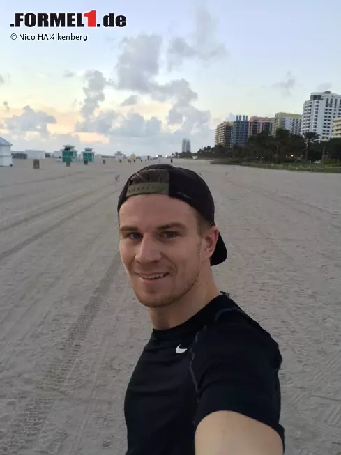 Foto zur News: Nico Hülkenberg zog es offensichtlich auch in wärmere Gefilde - er grüßte aus Miami. Dort soll sich zeitweise auch Hamilton aufgehalten haben. Von gemeinsamen Ferien war aber nicht die Rede.