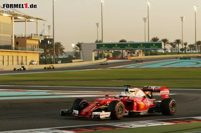 Foto zur News: Vettel wehrt sich am Funk grün und blau über die Ferrari-Strategie, ihn nicht früh an die Box zu holen. Dreht aber groß auf, als er auf Supersofts zum Schlussspurt ansetzt und der Reihe nach Räikkönen und Ricciardo überholt. Plötzlich wittert er sogar eine Mini-Chance auf den Sieg.