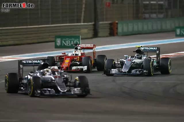 Foto zur News: Verstappen kriegt er noch, aber trotz Hamiltons Bummelei (1:47.2 Minuten in der letzten Runde) bleibt Vettel Dritter - weil er keine Dummheiten mehr anstellt, die Rosberg die WM kosten könnten. Bei Mercedes ist man sauer: Hamiltons Befehlswidersetzung komme Anarchie gleich, schimpft Toto Wolff.