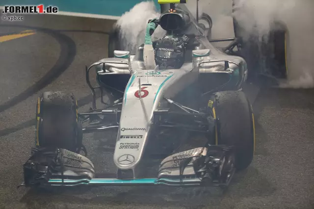 Foto zur News: Rosberg ist's letztendlich egal: "Habe ich genug Benzin, um ein paar Donuts zu drehen?", fragt er - und macht einfach. Am Ende hat er zwar weniger Siege als Hamilton auf dem Konto, aber mehr Punkte.