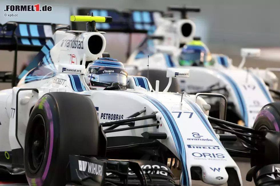 Foto zur News: Abschied nehmen: Felipe Massa verliert zwar den Zweikampf gegen Valtteri Bottas, doch weil der Finne ausscheidet, holt er als Neunter die letzten Williams-Punkte der Saison. Es ist sein letztes Formel-1-Rennen.