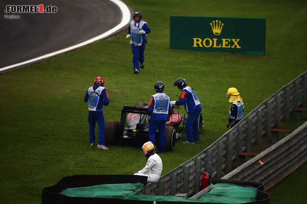 Foto zur News: Was unter dem Twitter-Hashtag #placesalonsowouldratherbe prominent wird, toppen er und Button in Sao Paulo mit einem sarkastischen Besuch des Podiums, wo sich vom Publikum feiern lassen. &quot;So viel Spaß hatte ich an diesem Wochenende sonst nicht&quot;, kommentiert Alonso süffisant.