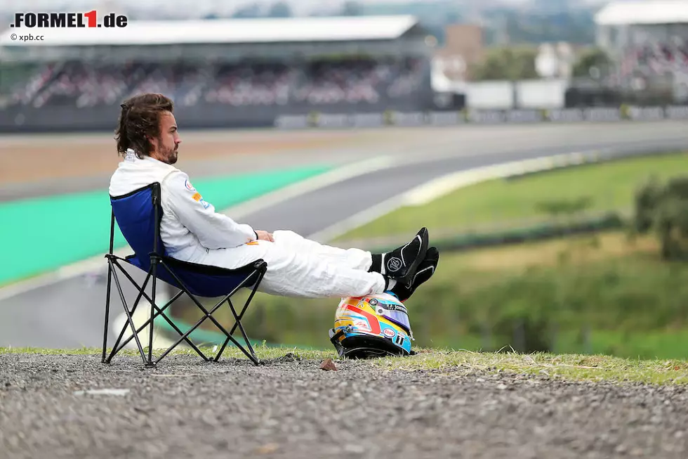 Foto zur News: In den USA fährt Alonso nach Wetterkapriolen &quot;eines der besten Rennen seines Lebens&quot;, doch der McLaren ist und bleibt eine Krücke. In Mexiko dreht er nur eine Showrunde am Sonntag, weil der Antrieb wieder defekt ist, in Brasilien streikt der Wagen im Qualifying: Alonso setzt sich auf einen Campingstuhl und genießt die Sonne.