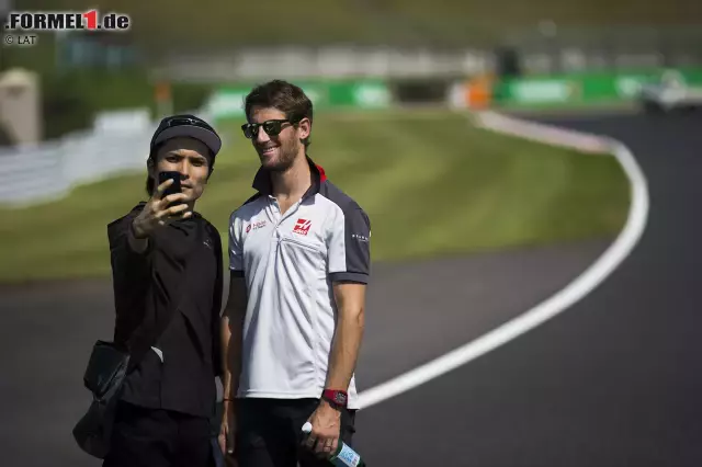 Foto zur News: Ein Fan schaffte es, sich auf die für Besucher außerhalb geplanter Trackwalk-Zeiten gesperrte Strecke zu schleichen. Der Lohn der Mühen war ein Selfie mit Romain Grosjean, der es über sich ergehen ließ wie Cristiano Ronaldo bei der Fußball-EM.