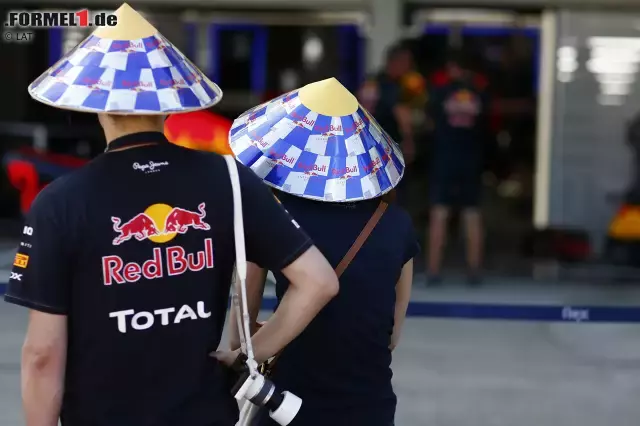 Foto zur News: ...oder für einen selbstgebastelten Reisbauern-Hut aus Red-Bull-Dosen. Die Kreativität der Japaner kennt keine Grenzen und es lässt sich nicht einmal schätzen, wie viele Stunden Arbeit in so manches Outfit für das Grand-Prix-Wochenende geflossen sind.