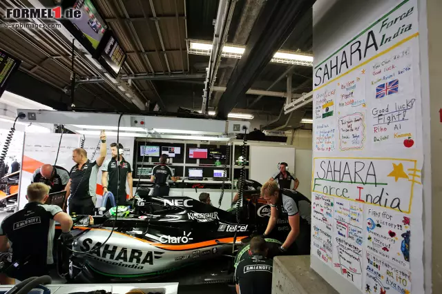 Foto zur News: Die Fahrer danken es den Enthusiasten aus dem Land des Lächelns. Force India klebte die Transparente spontan an die Rückwand der Box.