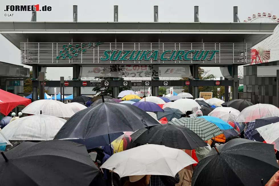 Foto zur News: Die komplett in Regenschirme vernarrten Japaner - beim ersten Tropfen spannt jeder sofort seinen auf! - sind auch dafür bekannt, Wind und Wetter zu trotzen. Ob sintflutartiger Regen oder...