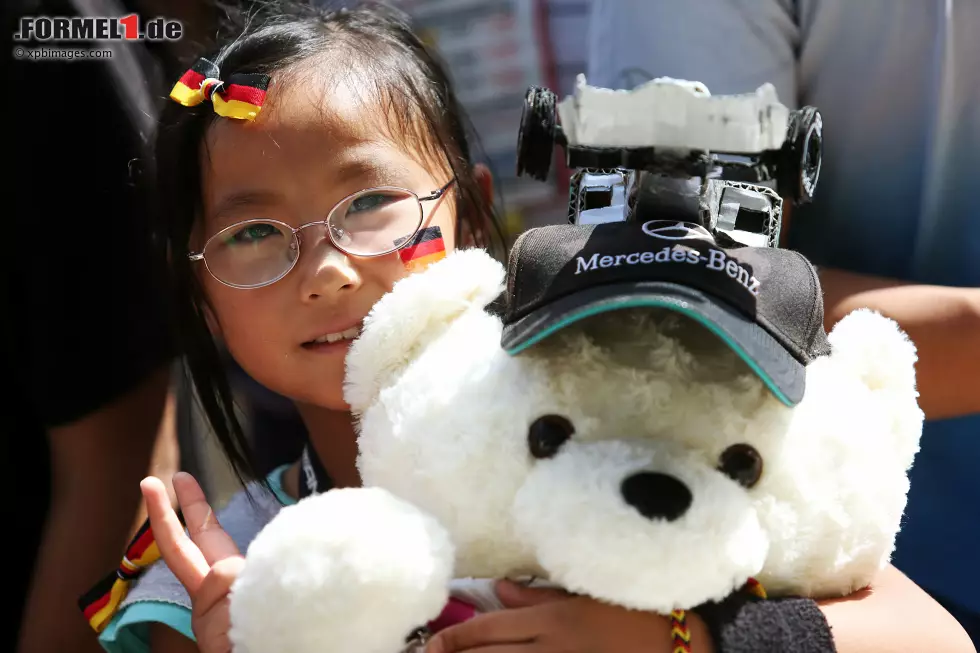 Foto zur News: ...aber dieses Mädchen mit Deutschland-Schleife im Haar behielt ihren Eisbären mit einem kleinen Mercedes-Renner lieber für sich.