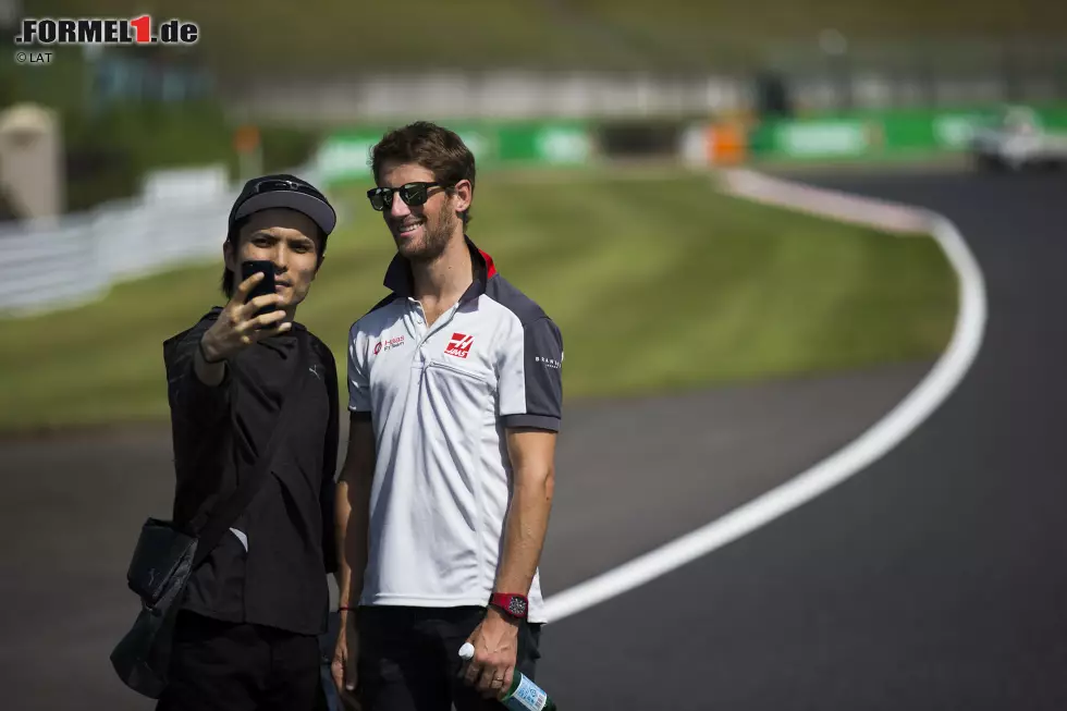 Foto zur News: Ein Fan schaffte es, sich auf die für Besucher außerhalb geplanter Trackwalk-Zeiten gesperrte Strecke zu schleichen. Der Lohn der Mühen war ein Selfie mit Romain Grosjean, der es über sich ergehen ließ wie Cristiano Ronaldo bei der Fußball-EM.