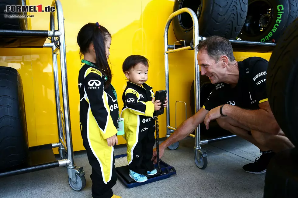 Foto zur News: Auch die Kleinsten haben bei der Formel 1 schon ihren Spaß, wenn sie etwa bei Renault auf die Waage klettern dürfen.