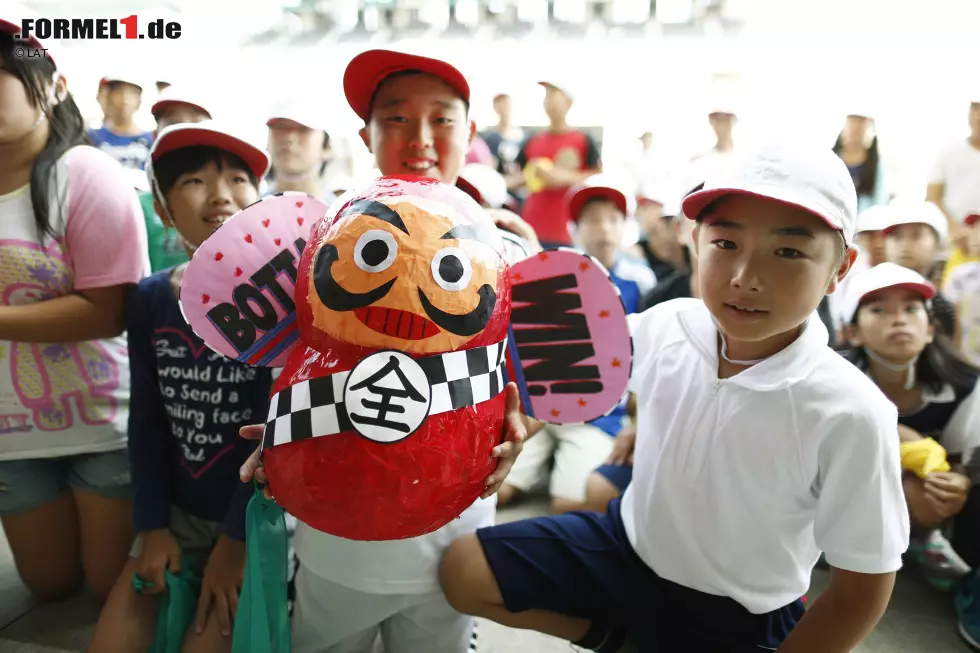 Foto zur News: Nicht fehlen dürfen Daruma-Figuren aus Pappmaché. Sie sind ein traditioneller japanischer Glücksbringer, mit dem Wünsche wahr werden sollen. Die comicartigen, aber Jahrhunderte alten Püppchen und stellen den Gründer des Zen Buddhismus dar. Er soll neun Jahre lang meditiert haben, weshalb die Darstellung auf Arme und Beine verzichtet.