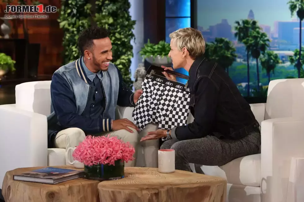 Foto zur News: Popularitäts-Pluspunkte sammelt Hamilton vor dem Rennwochenende mit seinem Auftritt bei Talkshow-Legende Ellen DeGeneres. Die staunt über die körperlichen Vorzüge des 31-Jährigen, und über dessen Anekdoten. Zum Beispiel, dass &quot;Schumi&quot; immer ins Auto gepinkelt hat. Muss man wissen.