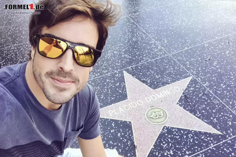 Foto zur News: Auf den Spuren seines berühmten Freundes Placido Domingo auf dem Hollywood-Boulevard: Fernando Alonso macht vor dem US-Grand-Prix einen Abstecher nach Los Angeles...