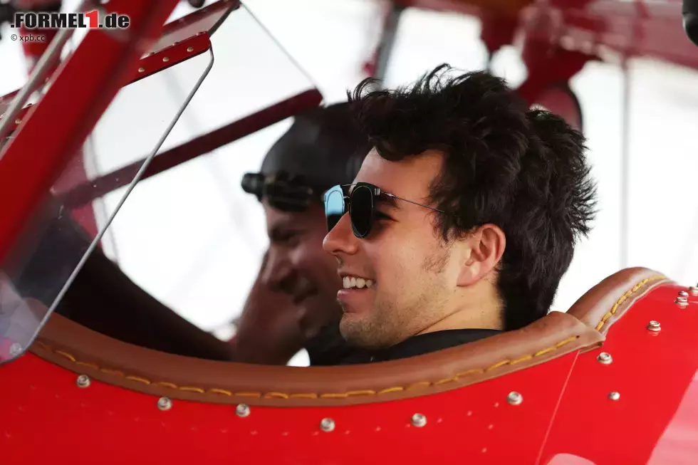 Foto zur News: Über den Wolken: TV-Reporter Ted Kravitz, stolz auf seinen Pilotenschein, lädt Sergio Perez zum Interview im Old-Style-Flieger ein. Die beiden drehen in der Luft eine Runde auf dem Circuit of The Americas.