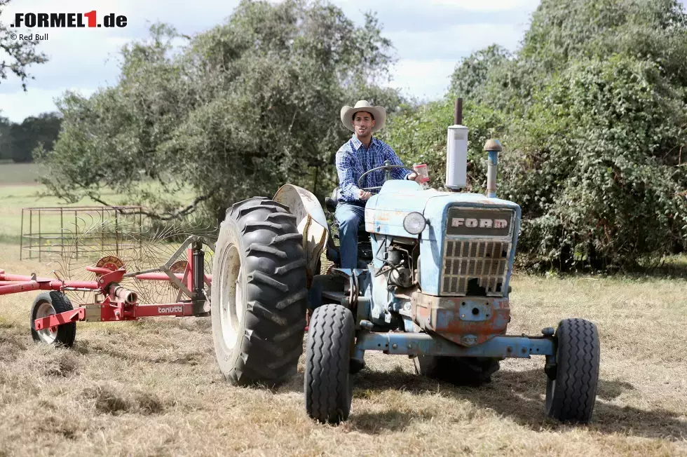 Foto zur News: Ganz bodenständig mag&#039;s Farmer-Boy Daniel Ricciardo, der den texanischen Slang das ganze Wochenende in seinen Interviews mitschleppt. Sollte das mit der Formel-1-Karriere nichts werden, könnte er sich immer noch auf einer Ranch bewerben. Oder als Model für den Jungbauernkalender.