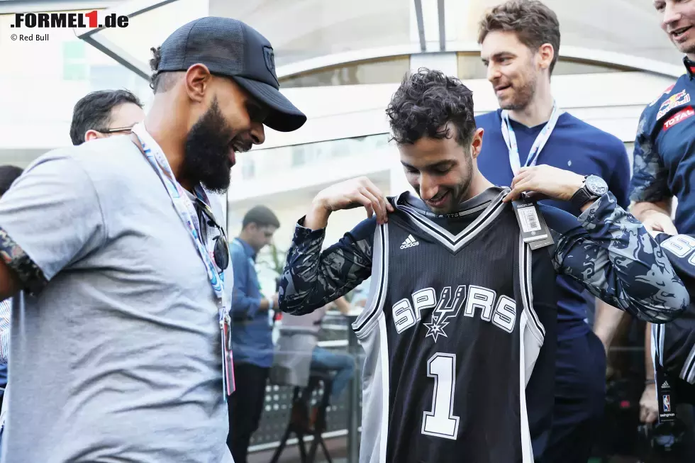 Foto zur News: Als Neo-Texaner ist Ricciardo jetzt natürlich auch glühender Fan der San Antonio Spurs. Deren Star Patty Mills bringt ihm sogar ein eigenes Shirt mit der Nummer 1 mit. Die hätte der Australier lieber auf dem Auto als auf dem Trikot.